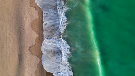 Strandwellen,-Die-Auf-Sand-Krachen