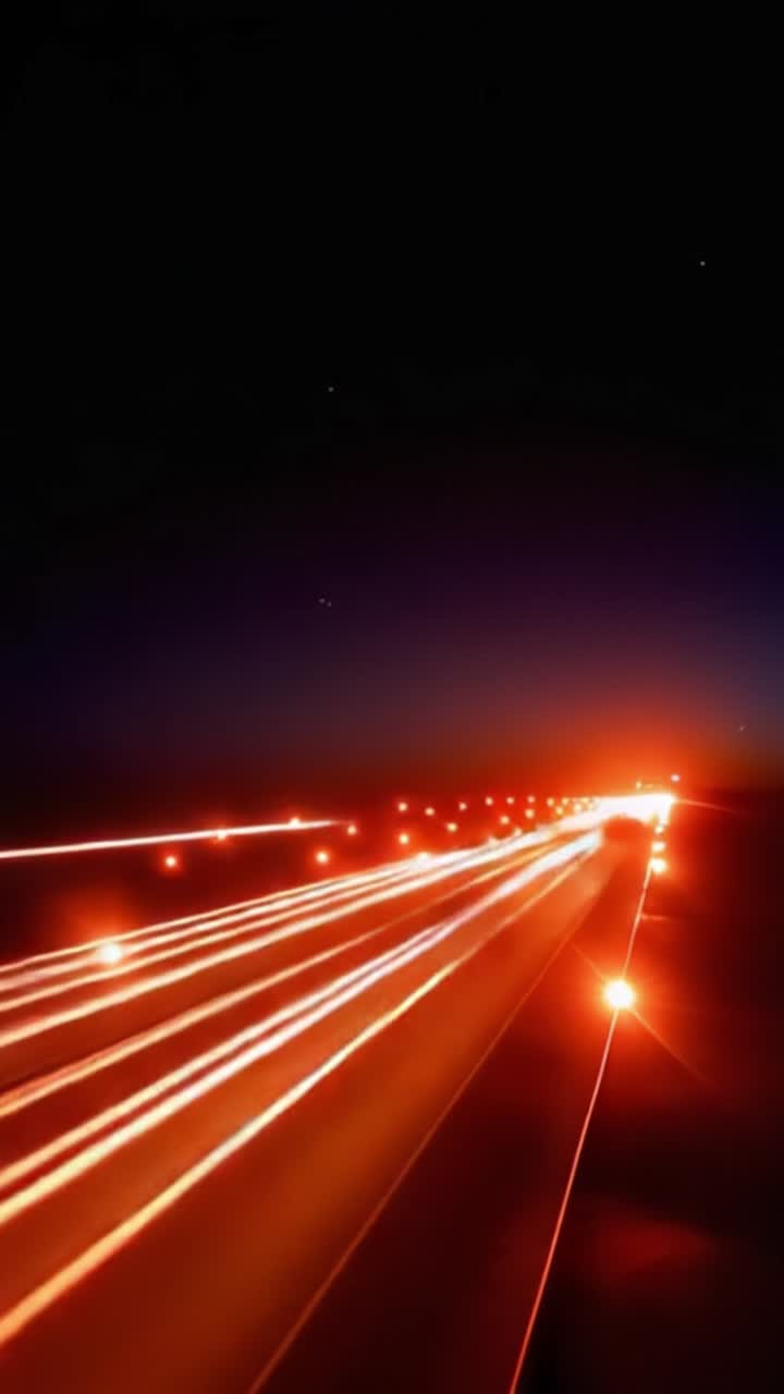 Scie notturne ipnotizzanti: un viaggio attraverso infiniti flussi di luce catturati in una splendida lunga esposizione di un sentiero illuminato contro il cielo crepuscolare.