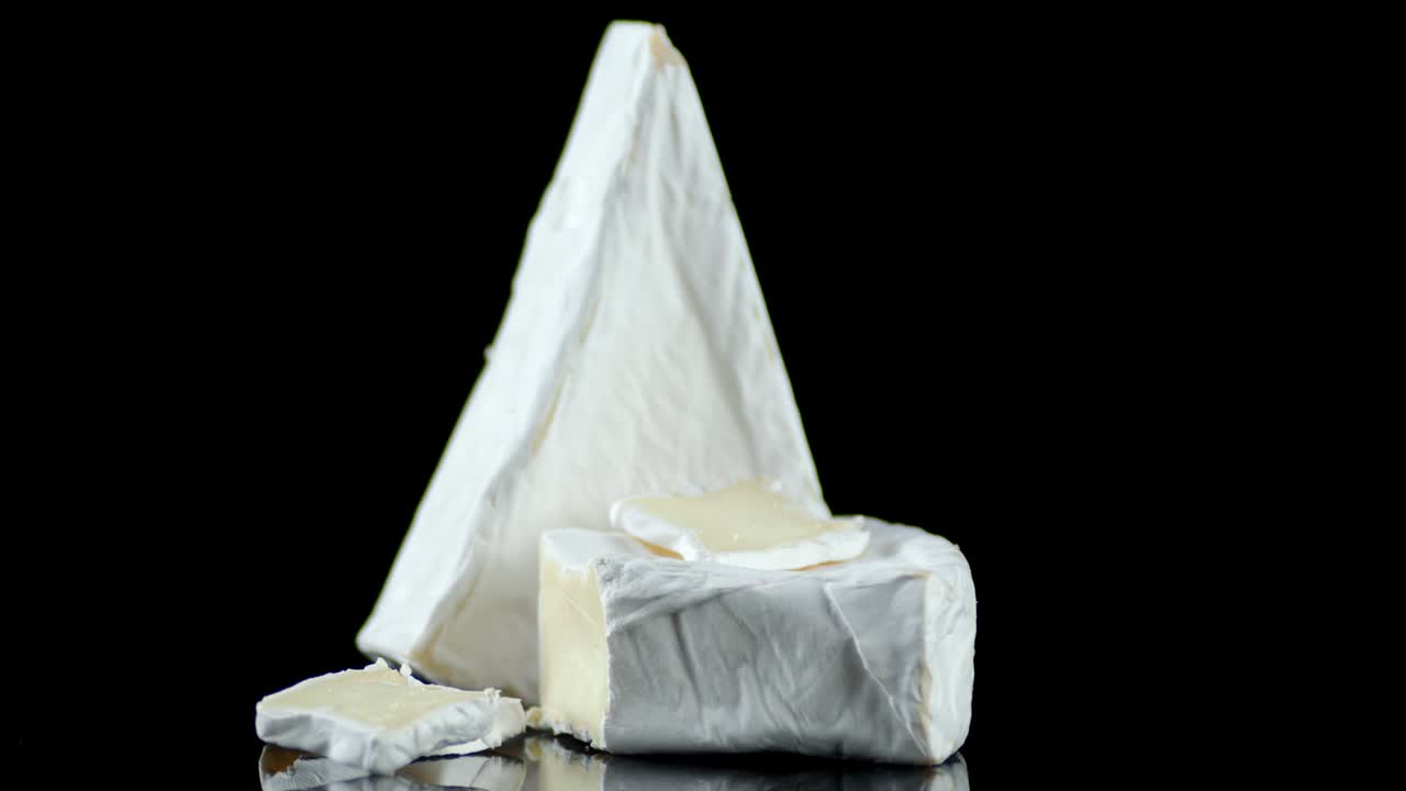 el queso camembert en la mesa gira lentamente.