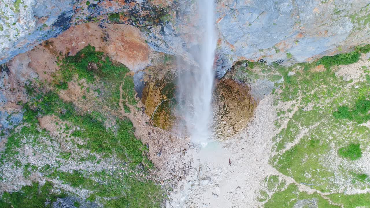 Splendide cascate Rinka nella valle di Logarska, Slovenia. Zoom aereo in avvicinamento
