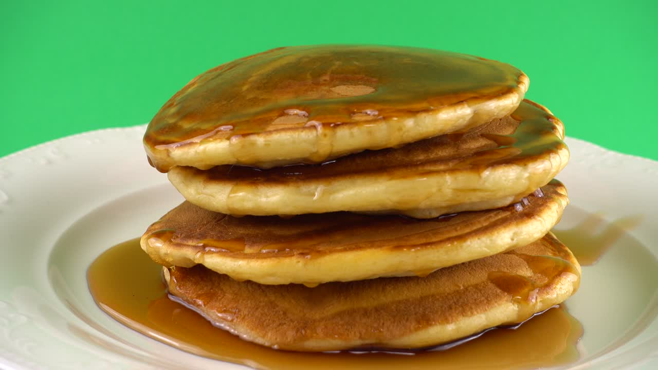 초록색 바탕에 메이플 시럽으로 만든 미국 팬케이크.