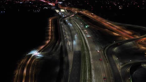 Carreteras-De-La-Ciudad-Nocturna-De-Arriba-Hacia-Abajo-Con-Vista-Aérea-De-Conducción-De-Automóviles