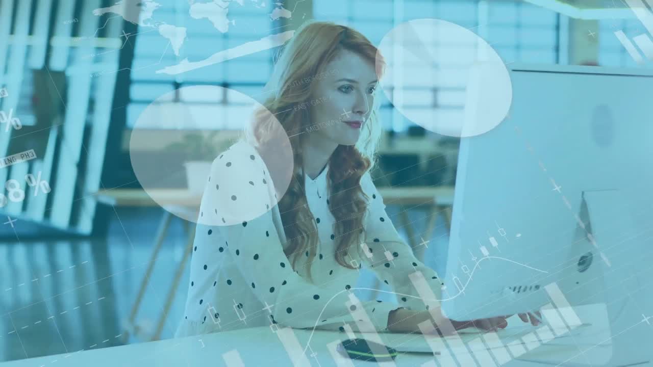 animación del procesamiento de datos financieros sobre una mujer de negocios que trabaja en la oficina