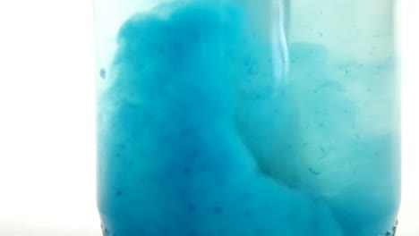 Nahaufnahme-Eines-Pinsels-Mit-Blauer-Farbe,-Der-In-Wasser-Gewaschen-Wird