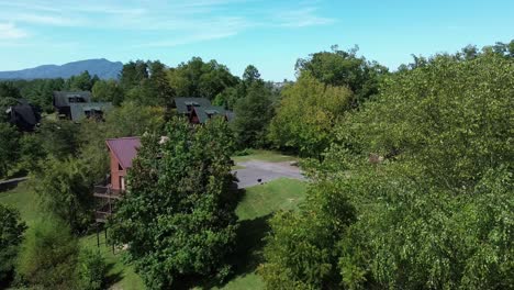 Drone-shot-of-mountain-cabins-in-the-Great-Smoky-Mountains-in-Gatlinburg,-Tennessee