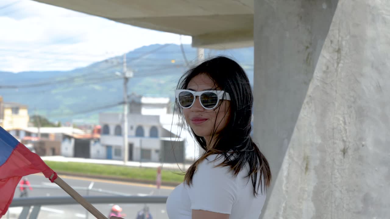 патриотическая латиноамериканка с флагом эквадора