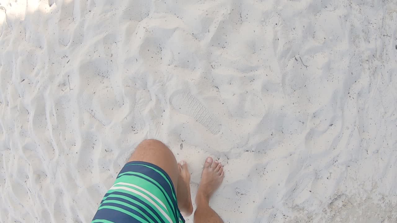 Camminare su sabbia morbida e calda in slow motion