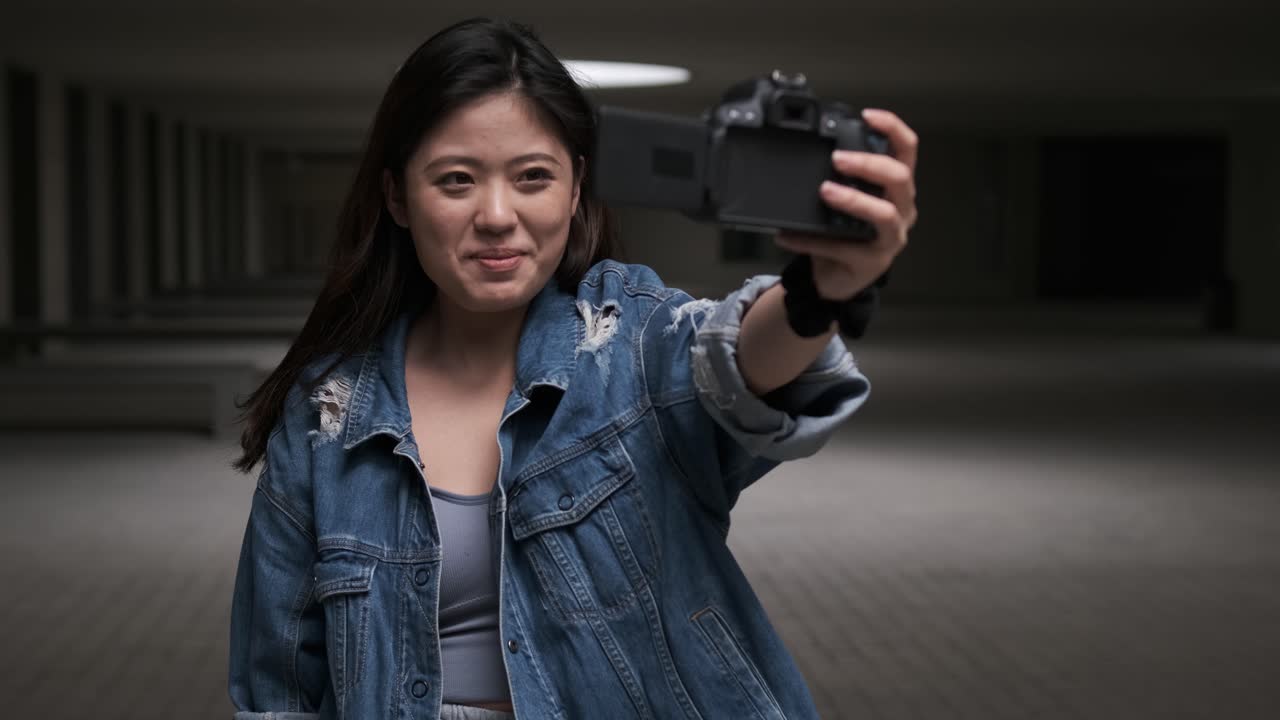 Donna asiatica che fa vlogging e usa la fotocamera, stile di vita da influencer e content creator per i social media