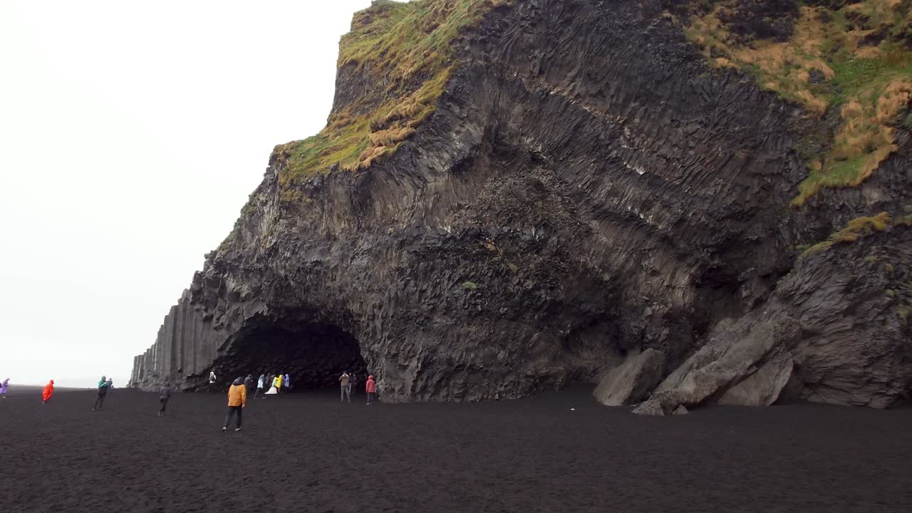 turistas en la cueva de halsanefshellir con nieve cayendo en invierno