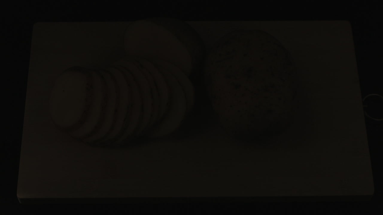 움직이는 조명으로 감자의 슬로우모션