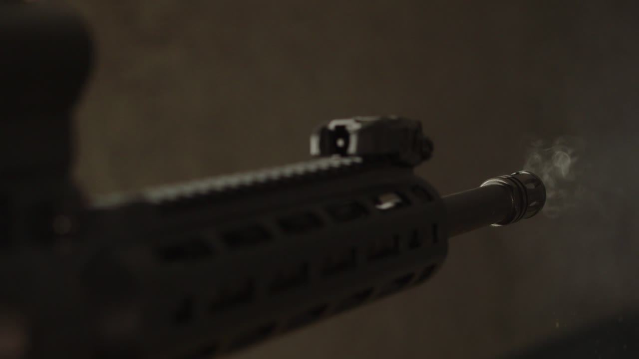 крупный план ствола ar15, стреляющего несколькими выстрелами