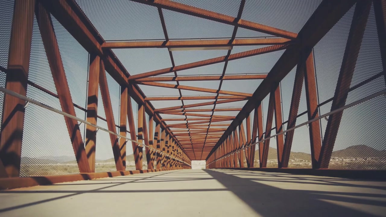 Vista Lungo un Lungo Ponte Pedonale di Metallo Arrugginito in un Deserto