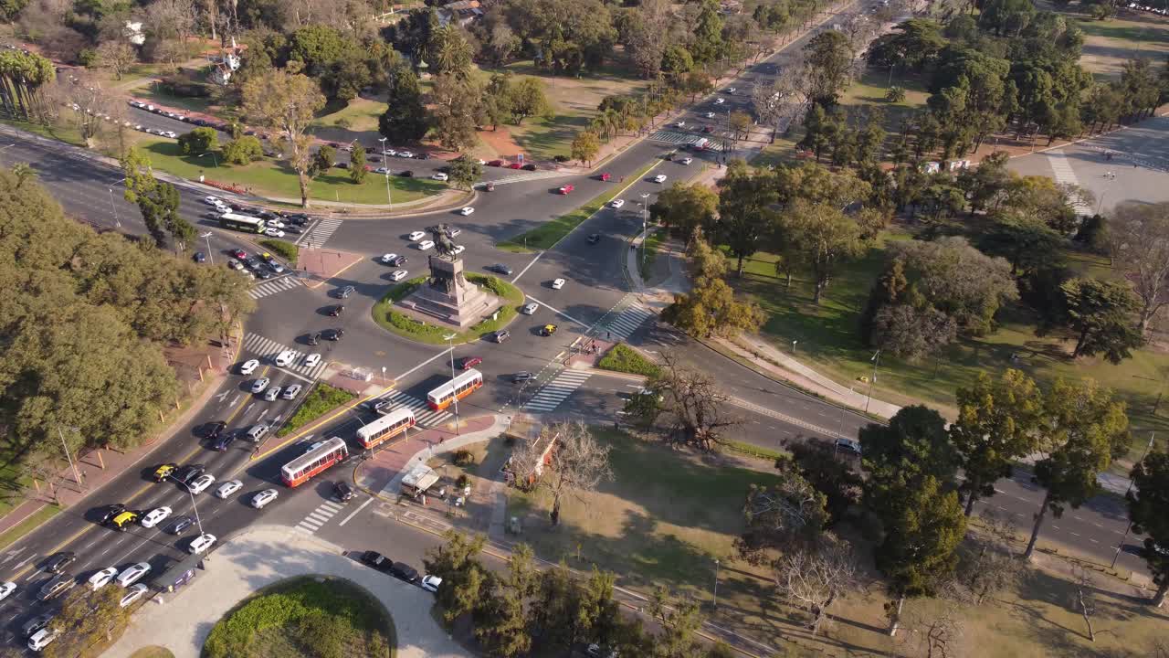 carretera aérea con coches que viajan alrededor del monumento en el distrito de bosques de palermo de buenos aires
