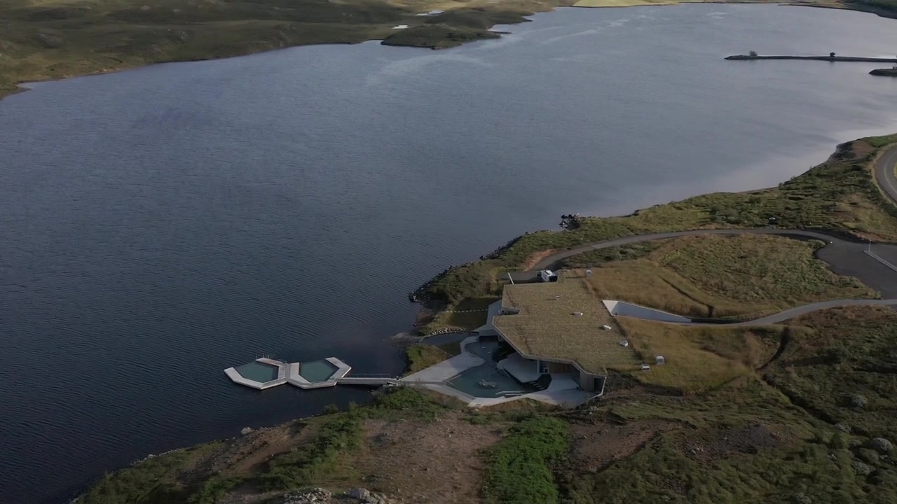 Pemandian Spa Geotermal Vok yang Spektakuler di Islandia Terletak di Danau Epik di Tengah Alam, Orbit Udara Lingkaran Drone