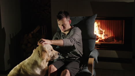 hombre y perro junto a la chimenea