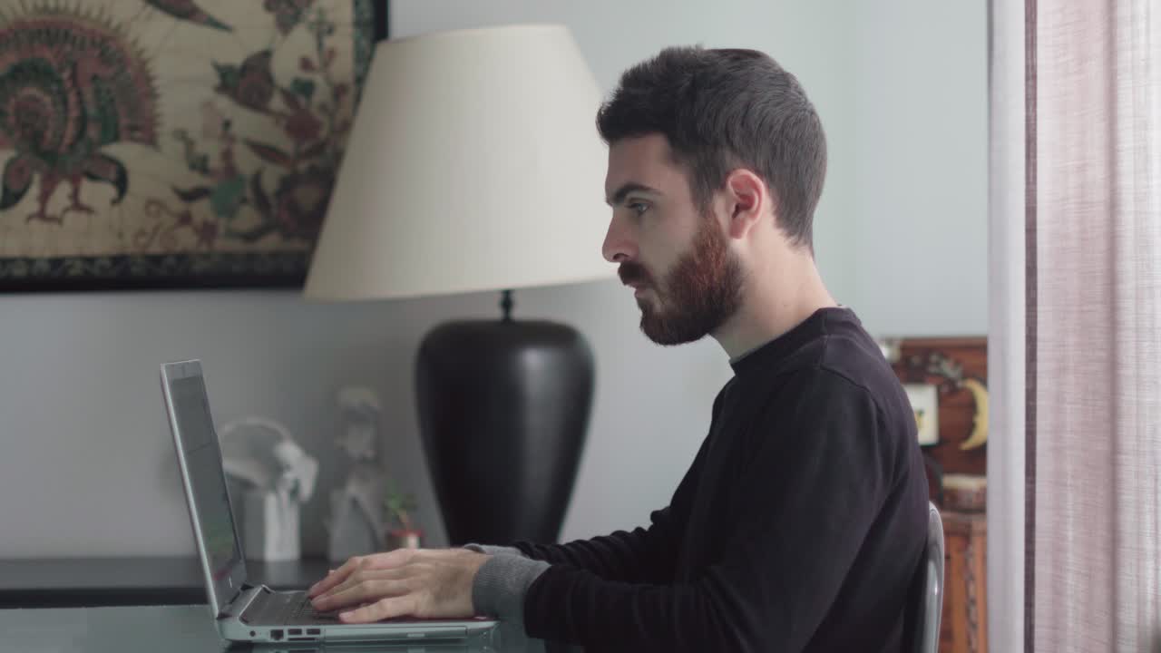 trabajando en una computadora portátil