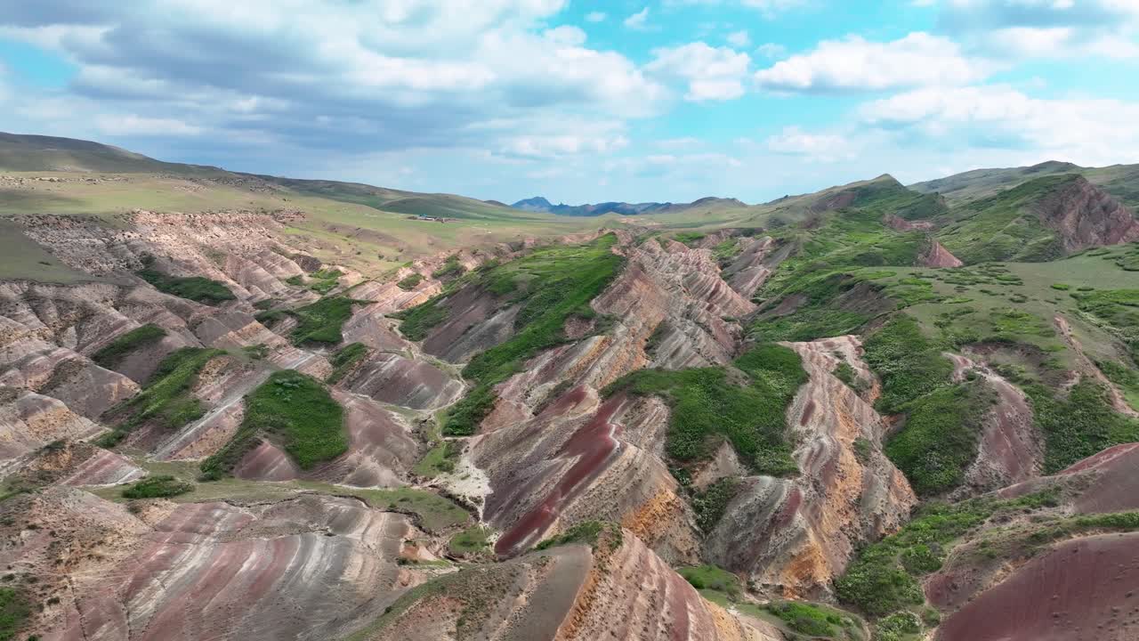 vista panorámica de las montañas del arco iris durante el día en georgia - desde el aire de lado
