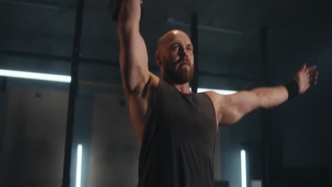 hombre levantando pesas en el gimnasio