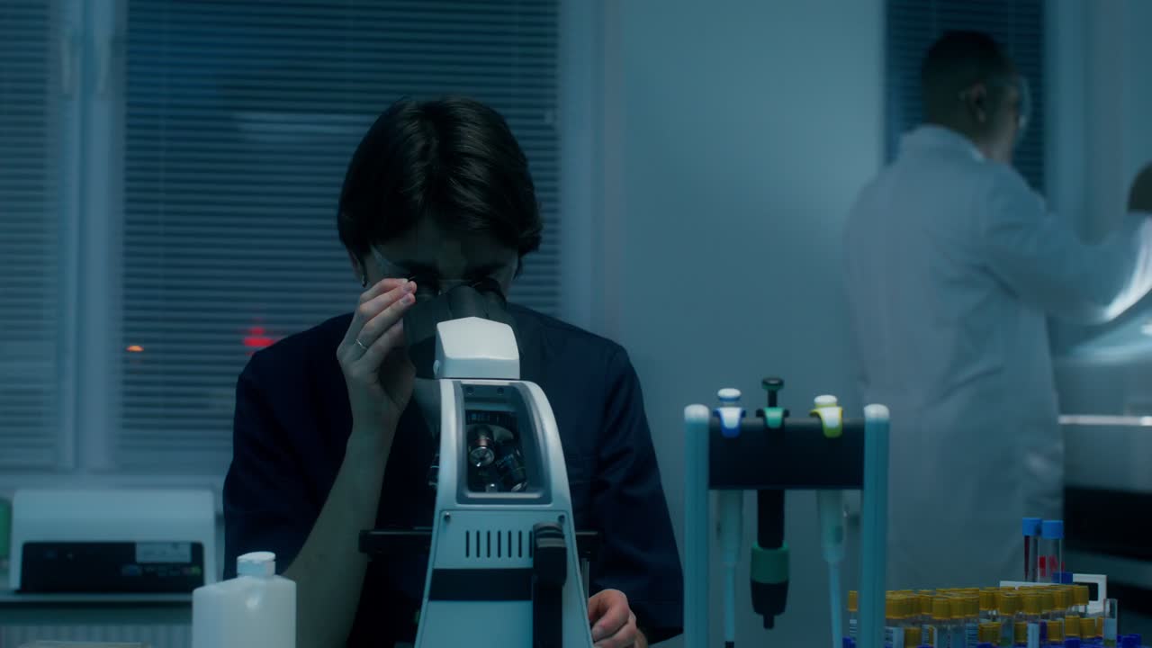 밤에 실험실에서 일하는 과학자들