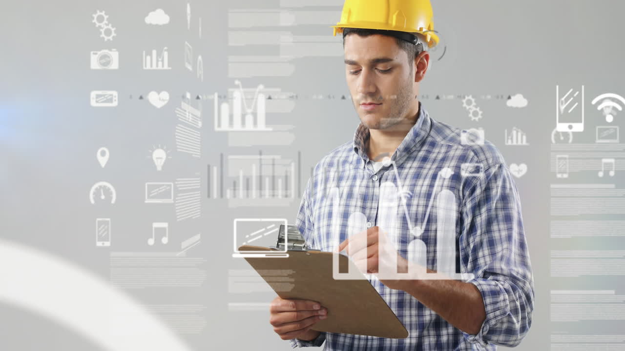 interfaz digital sobre arquitecto masculino tomando notas contra un fondo gris