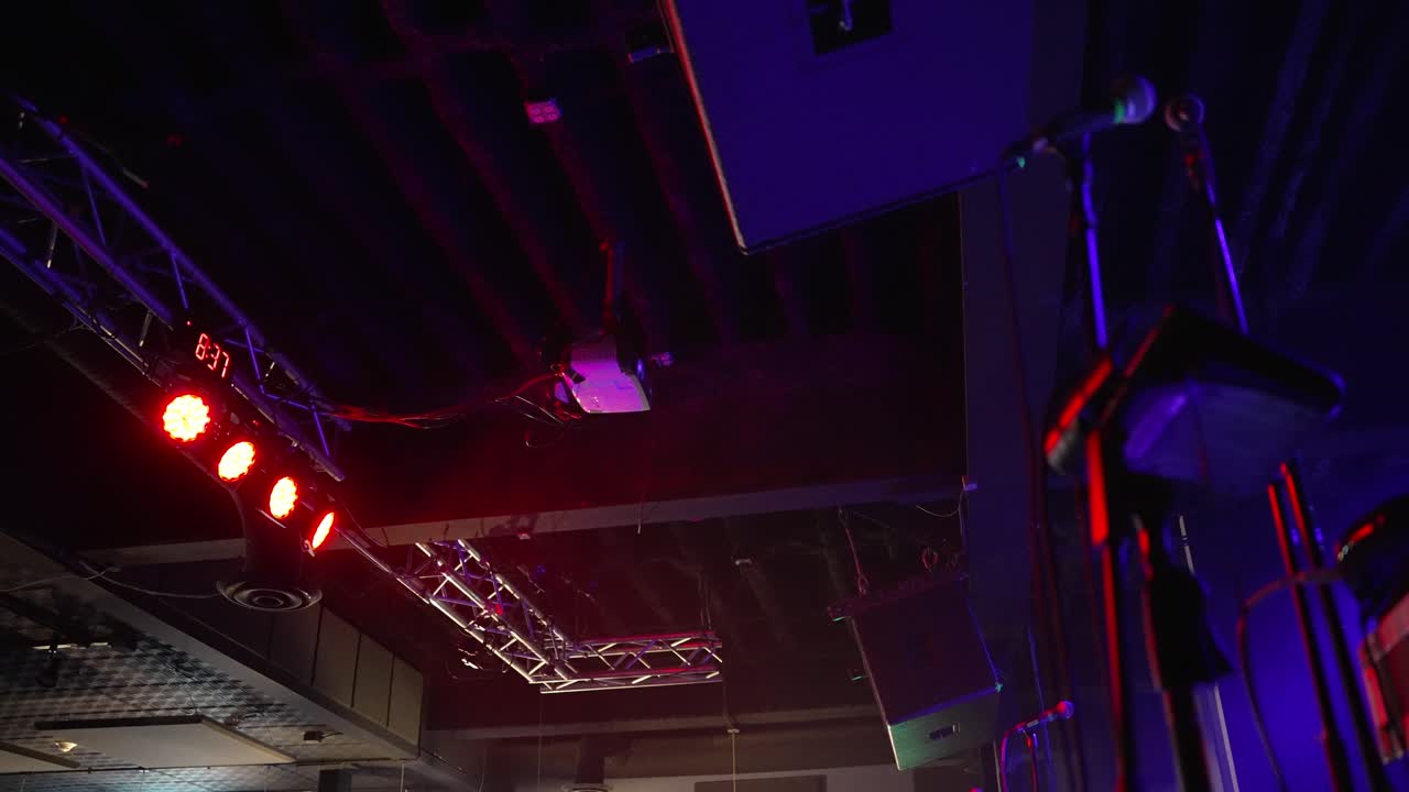 Sahnede müzik enstrümanları ve ışıklar, canlı bir performans için her şey hazır