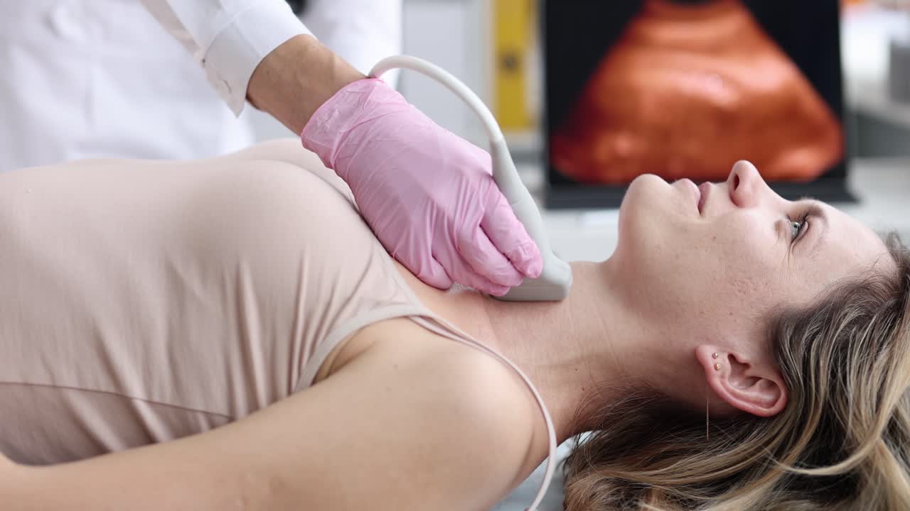Studio della ghiandola tiroidea femminile in clinica