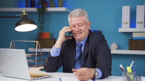 hombre de negocios feliz usando el teléfono riendo.