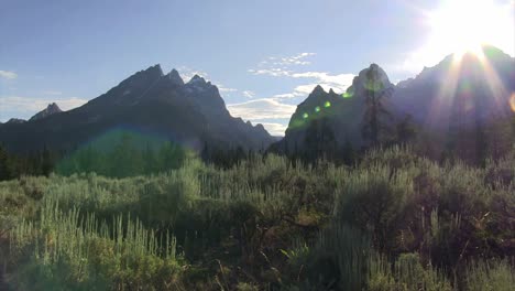 Pan-A-Través-Del-Sol-Asomando-Por-Encima-De-Las-Montañas-Grand-Tetons