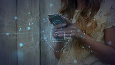 sosteniendo un teléfono inteligente, mujer con animación de bloqueo de seguridad a través de una red digital