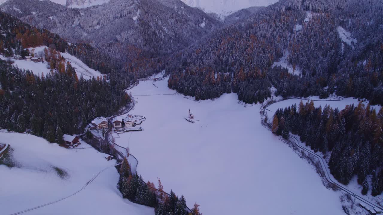 Kościół św. Jana w otoczeniu zaśnieżonych Dolomitów podczas jesiennego zachodu słońca, Val di Funes