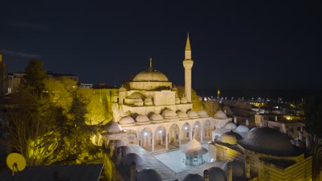 vista nocturna de una mezquita en turquía