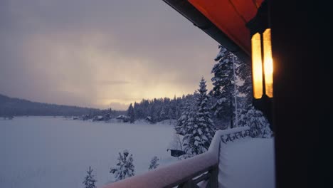 paisaje de paisaje cubierto de nieve fuera de la cabaña en una puesta de sol nublada en invierno en indre fosen, trondelag, noruega