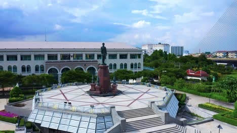 Estatua-De-Rama-Viii-En-El-Parque-Suan-Luang-Rama-Viii-Cerca-Del-Puente-Sobre-El-Río-Chao-Phraya-En-Bangkok,-Tailandia