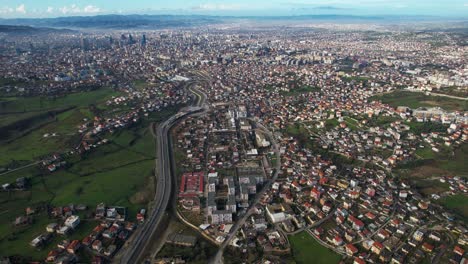 suburbio y área industrial cerca de tirana en albania, amplia vista panorámica de la ciudad capital
