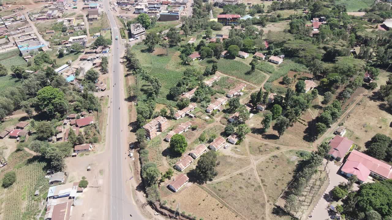 panorama urbano de la aldea de masai loitokitok, en el sur de kenia, desde el aire