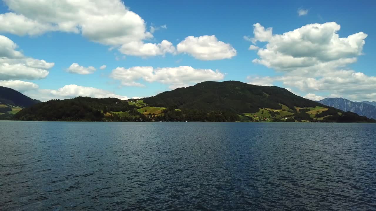 흐린 날 오스트리아 상트 로렌츠(sankt lorenz)의 해안선을 따라 산 호수 몬드제(mondsee)의 공중 전망