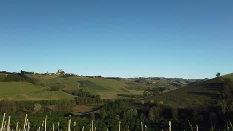 El-Clip-Comienza-Con-La-Hierba-Que-Cubre-Toda-La-Lente-Y-Revela-Lentamente-El-Hermoso-Paisaje-De-Colinas-De-Langhe-En-Piamonte-italia