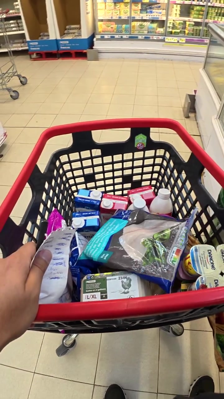 Persona che acquista cibi surgelati in un supermercato