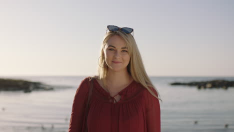 Porträt-Einer-Echten-Frau,-Hübsche-Junge-Blondine,-Die-Fröhlich-Am-Sonnigen-Morgenstrand-Lächelt-Und-Sich-Positiv-Fühlt