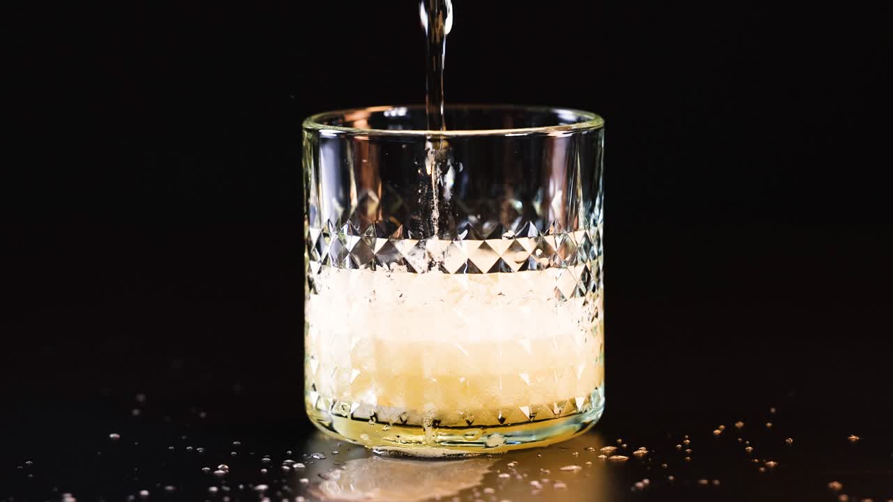 컵 에서 맥주 가 아지고 넘쳐나는 것