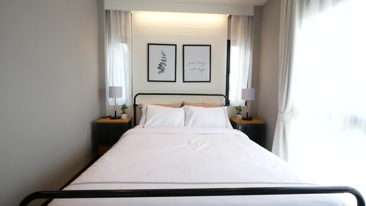 Arredo camera da letto in stile minimale bianco e nero con illuminazione naturale