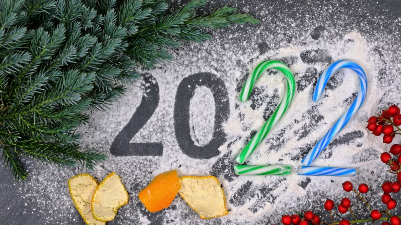 yuriy, gyumri, armenia - un arte casero que muestra un año veintidós decorado con pino, harina, cáscara de naranja, una especie de cereza roja, encantador - primer plano