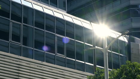 Moderne-Geschäftsarchitektur-Mit-Glas--Und-Stahlwänden,-Die-Die-Sonnenstrahlen-Reflektieren