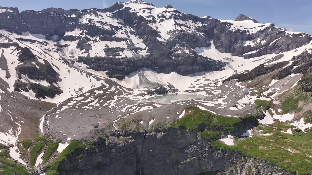 vista aérea de un paisaje montañoso con el lago glacial gletschersee en su base, ubicado en klausenpass, urner-boden, suiza, destacando tanto klausenpass como griesslisee