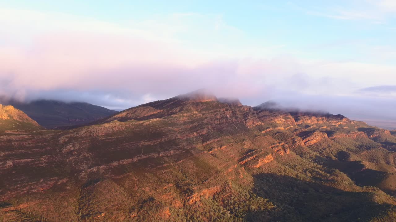 imágenes de drones de amanecer en la libra de wilpena, australia