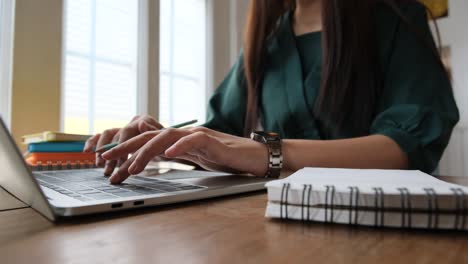 el uso de la tecnología de conexión en línea para negocios, educación y comunicación.