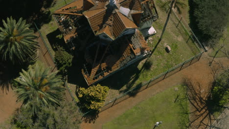 AERIAL---El-Tambito-rundown-dance-hall,-Palermo,-Buenos-Aires,-Argentina,-lowering