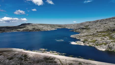 Vista-Aérea-De-La-Laguna-Longa-En-Serra-Da-Estrela,-Portugal,-Mostrando-Su-Impresionante-Belleza-Natural