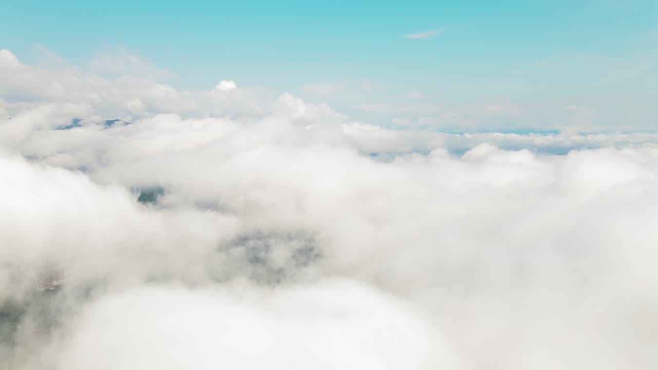 구름 속에서 날아다니는 구름들, 구름들은 카메라를 통해 움직이고, 구름을 통해 날아다닌 구름들.