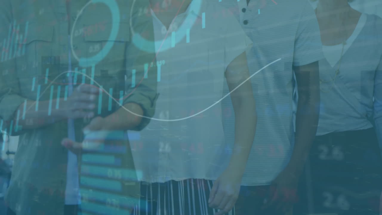 animación de gráficos, círculos de carga y tableros de negociación sobre diversos compañeros de trabajo de pie con los brazos cruzados